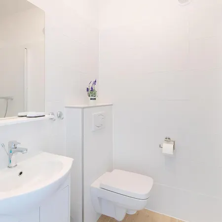 2 Bedroom Stunning In *